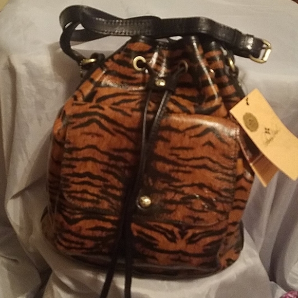 Patricia Nash Handbags - Patricia Nash sabina tiger print with coin